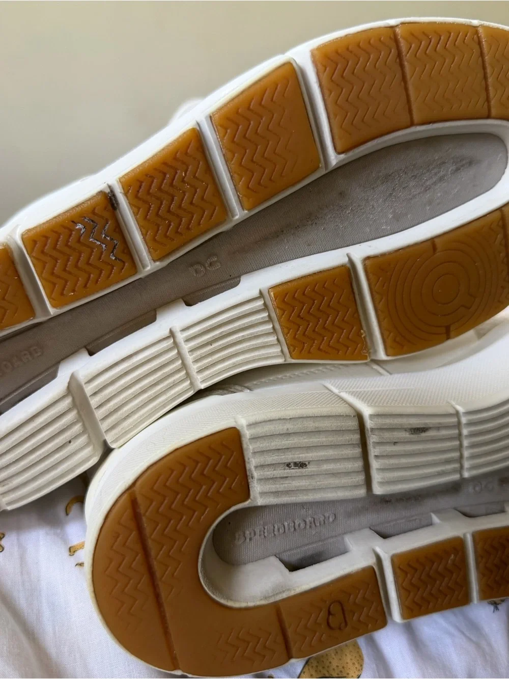 On Running On Cloud Women's The Roger Clubhouse Sneakers, size 8W/38